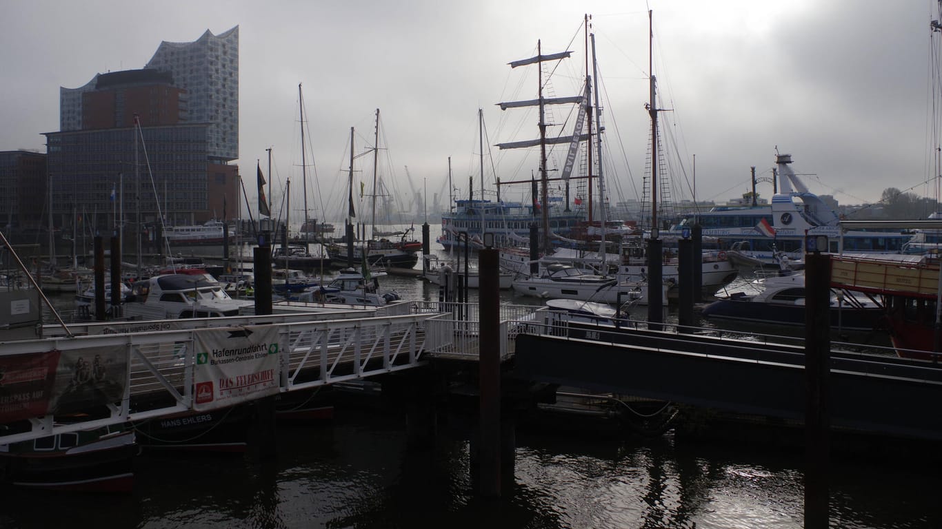 Der Hamburger Hafen (Archivbild): Wegen des Sturms kann es in Hamburg bis zu einem Meter Hochwasser geben.