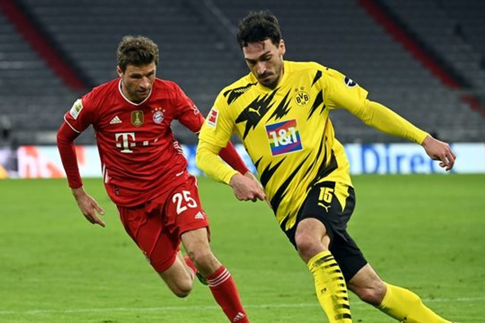 Eine Entscheidung, ob Mats Hummels (r) und Thomas Müller wieder für das DFB-Team nominiert werden, soll erst im Mai gefällt werden.