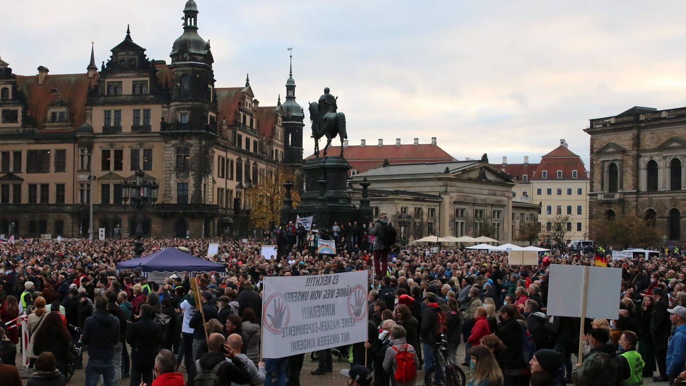 Querdenken-Demonstration in Dresden: Der Veranstalter nennt das Verbot eine "bodenlose Frechheit".
