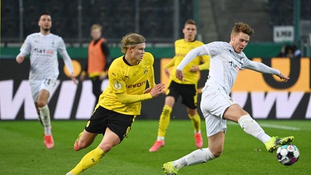 Borussia Mönchengladbach verlängerte den Vertrag mit Nico Elvedi (r). Borussia Mönchengladbach verlängerte den Vertrag mit Nico Elvedi (r).