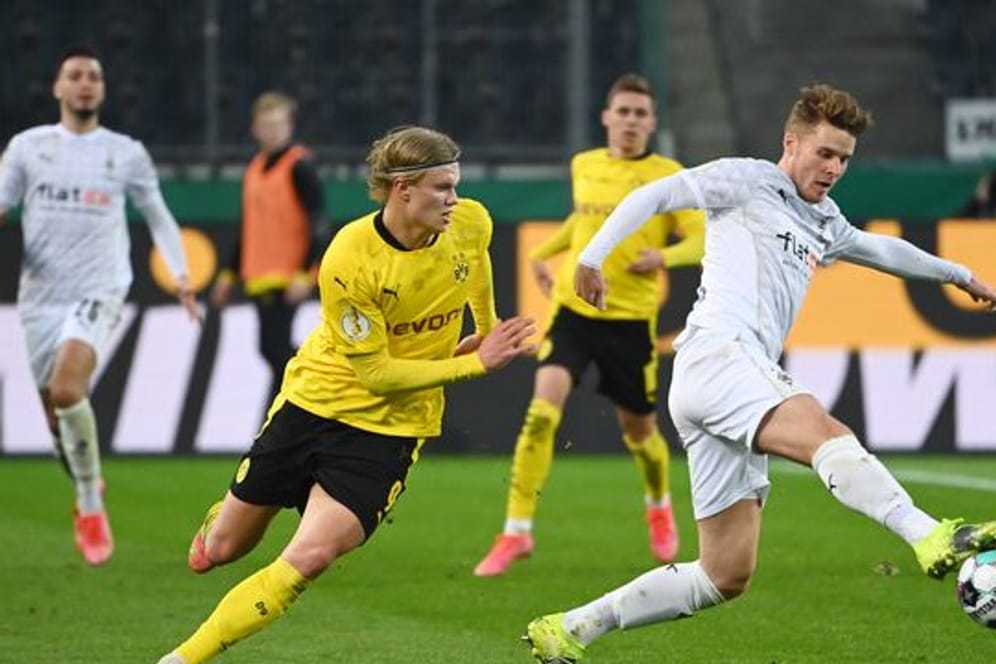 Borussia Mönchengladbach verlängerte den Vertrag mit Nico Elvedi (r).