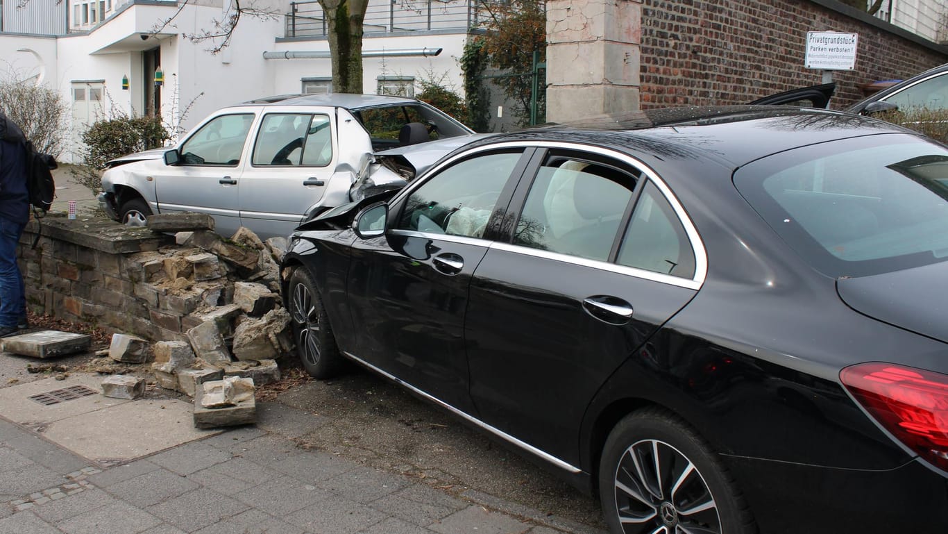 Zwei Autos in der Mauer und 25.000 Euro Sachschaden: Dieses Bild ergab sich in Bergisch-Gladbach, nachdem ein 77-Jähriger am Steuer bewusstlos geworden war.