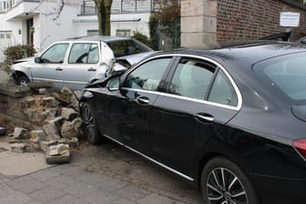 Zwei Autos in der Mauer und 25.000 Euro Sachschaden: Dieses Bild ergab sich in Bergisch-Gladbach, nachdem ein 77-Jähriger am Steuer bewusstlos geworden war.