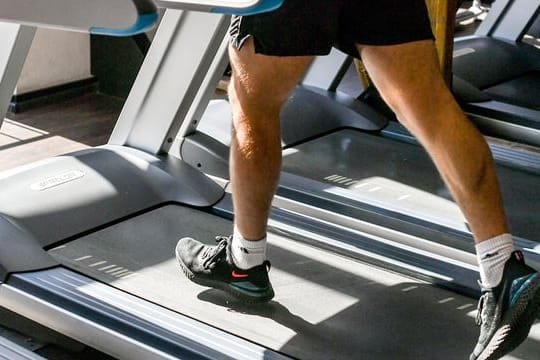 Fitnessstudios müssen immer den Gesamtpreis angeben - zusätzliche Kosten durch eine Servicegebühr dürfen nicht anfallen. Fitnessstudios müssen immer den Gesamtpreis angeben - zusätzliche Kosten durch eine Servicegebühr dürfen nicht anfallen.