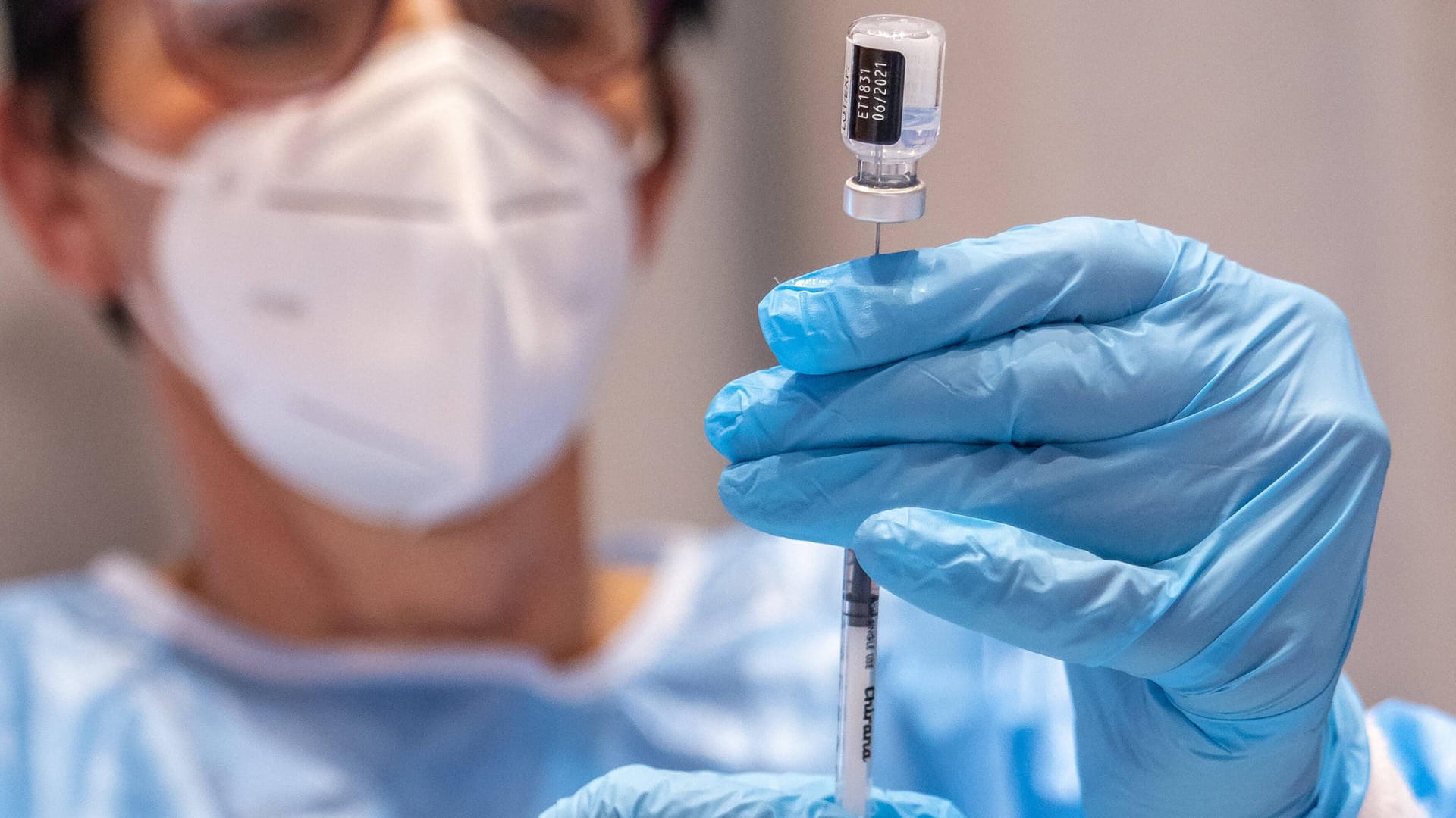Impfung gegen das Coronavirus: Bund und Länder setzen auf eine "Zwei-Sälen-Strategie" (Symbolbild). Impfung gegen das Coronavirus: Bund und Länder setzen auf eine "Zwei-Sälen-Strategie" (Symbolbild).