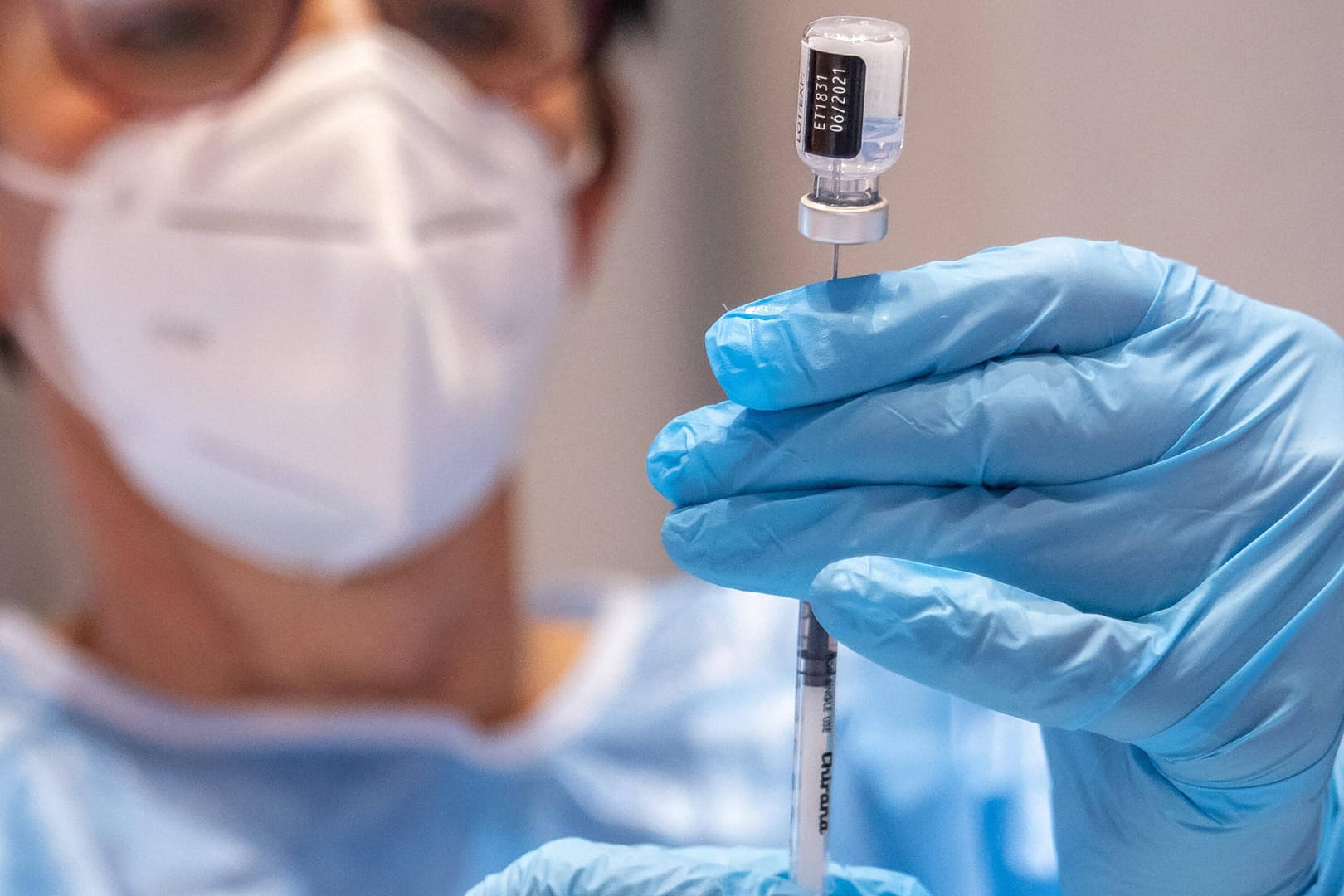 Impfung gegen das Coronavirus: Bund und Länder setzen auf eine "Zwei-Sälen-Strategie" (Symbolbild).