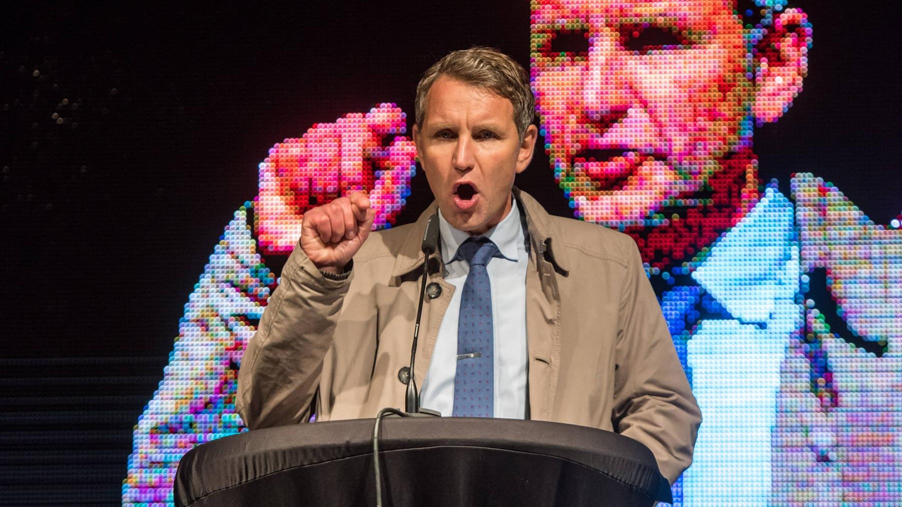 AfD-Politiker Björn Höcke bei einer Kundgebung in Magdeburg, 2017: Das ZDF lädt ihn nicht mehr zu Interviews ein. Andere Sender sind diesem Beispiel noch nicht gefolgt.