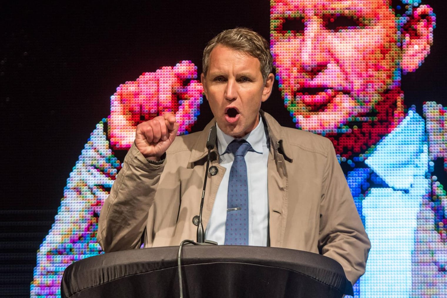 AfD-Politiker Björn Höcke bei einer Kundgebung in Magdeburg, 2017: Das ZDF lädt ihn nicht mehr zu Interviews ein. Andere Sender sind diesem Beispiel noch nicht gefolgt.