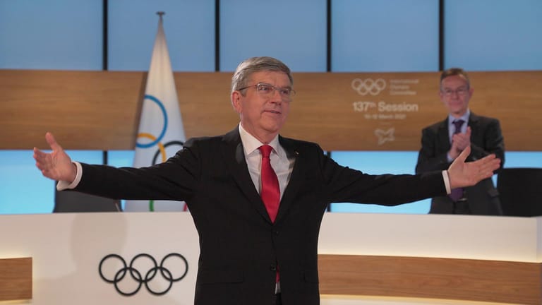 Thomas Bach: Der gerade im Amt bestätigte IOC-Präsident will die Athleten der kommenden Olympischen Spiele mit Impfstoff aus China versorgen.