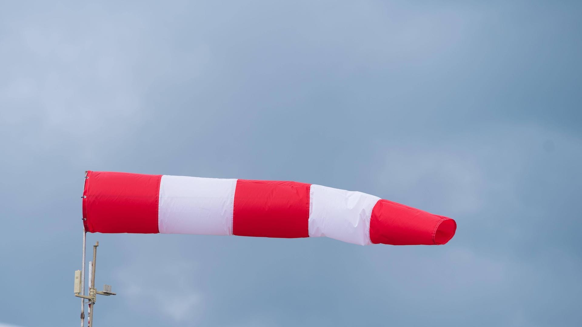 Windsocke weht an einem Mast (Symbolbild): Für Köln sind starke Windböen vorhergesagt. Windsocke weht an einem Mast (Symbolbild): Für Köln sind starke Windböen vorhergesagt.