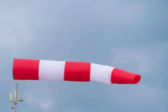 Windsocke weht an einem Mast (Symbolbild): Für Köln sind starke Windböen vorhergesagt.