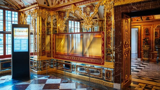Die ausgeraubte und nun ausgestellte Vitrine im Juwelenzimmer des Historischen Grünen Gewölbes im Residenzschloss. Die ausgeraubte und nun ausgestellte Vitrine im Juwelenzimmer des Historischen Grünen Gewölbes im Residenzschloss.