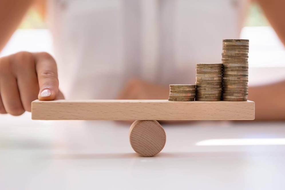 Ausgeglichen investieren: Beim Rebalancing stellen Sie die gewünschte Balance zwischen verschiedenen Anlageklassen in Ihrem Portfolio wieder her.