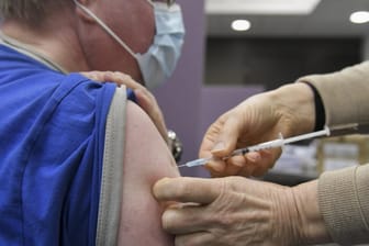 Corona-Impfung: Dänemark und Norwegen haben den Gebrauch des Astrazeneca-Impfstoffs wegen eines befürchteten Zusammenhangs zwischen einer Impfung und einem Blutgerinnsel-Fall ausgesetzt.