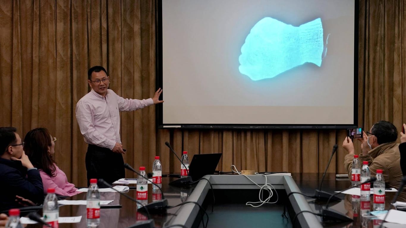 Peng Huisheng: Der chinesische Wissenschaftler stellt den neuen Display-Stoff vor.