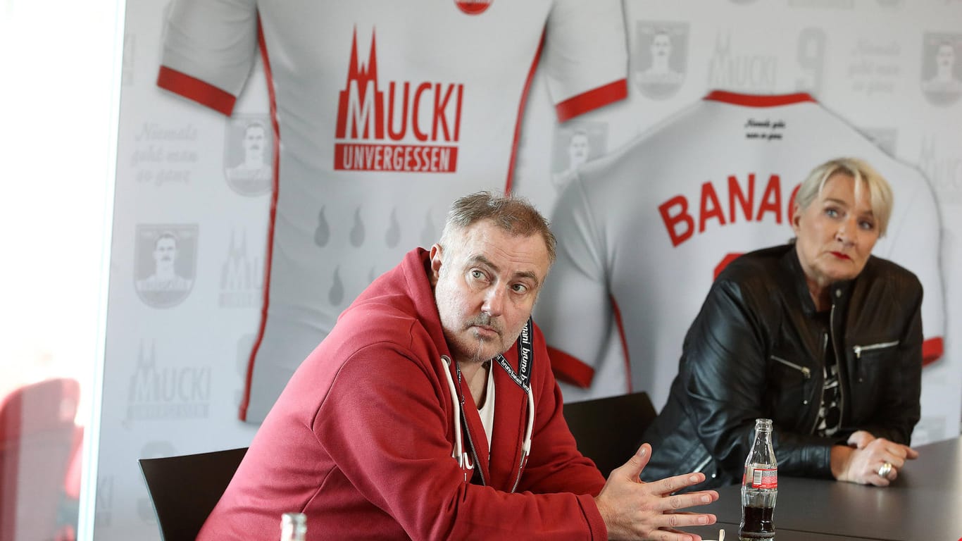 Andreas Gielchen und Claudia Banach: Sie stellten das Tribut-Trikot für "Mucki" vor.