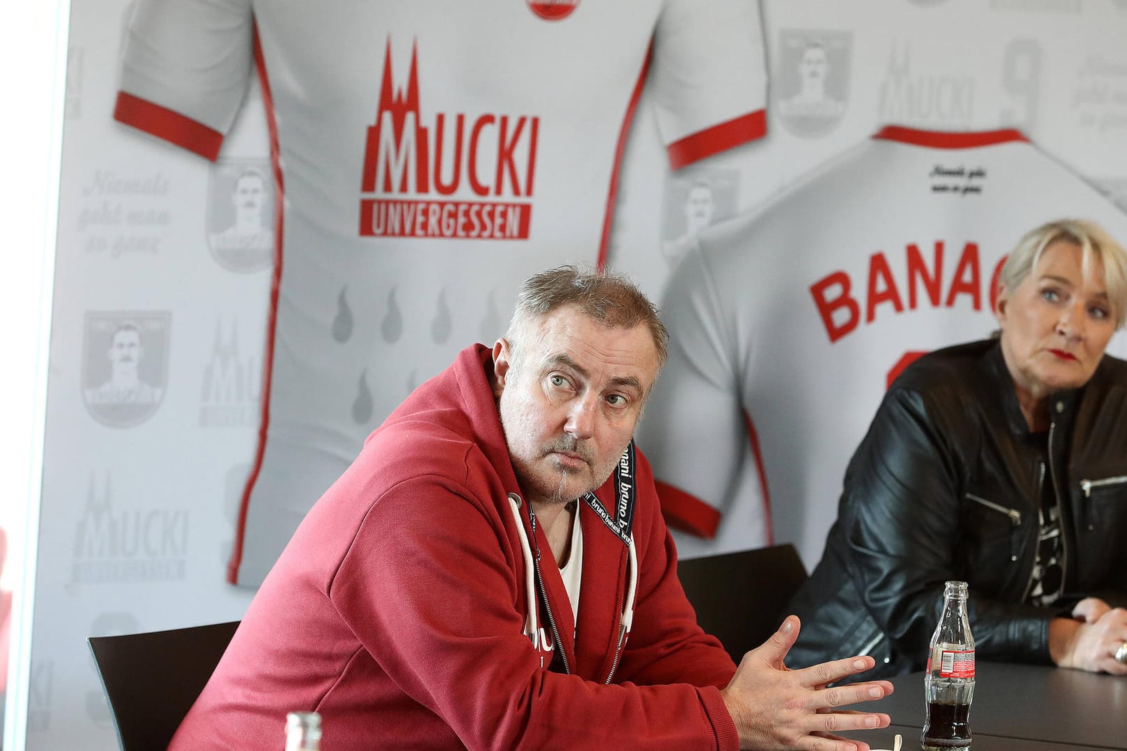 Andreas Gielchen und Claudia Banach: Sie stellten das Tribut-Trikot für "Mucki" vor.