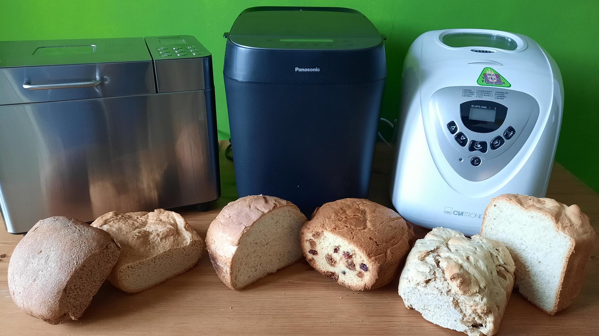 Brotbackautomaten im Test: Unsere drei Testgeräte von Unold, Panasonic und Clatronic (v.l.n.r.) mit ihren Backwerken.