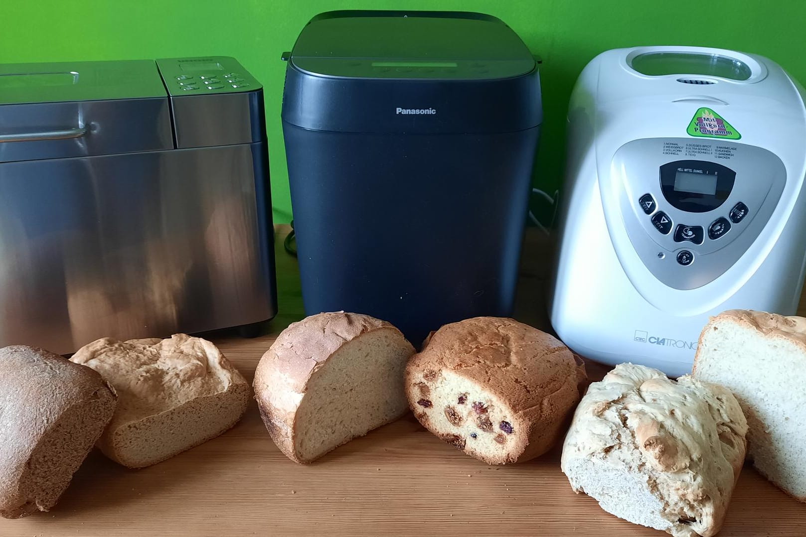 Brotbackautomaten im Test: Unsere drei Testgeräte von Unold, Panasonic und Clatronic (v.l.n.r.) mit ihren Backwerken.