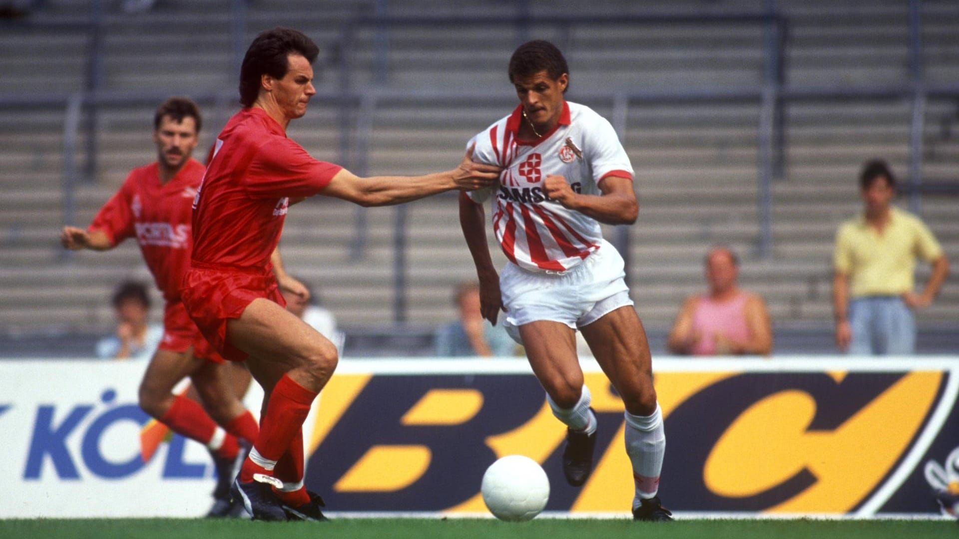 August 1990: Maurice Banach im Zweikampf mit Rune Bratseth (Bremen).