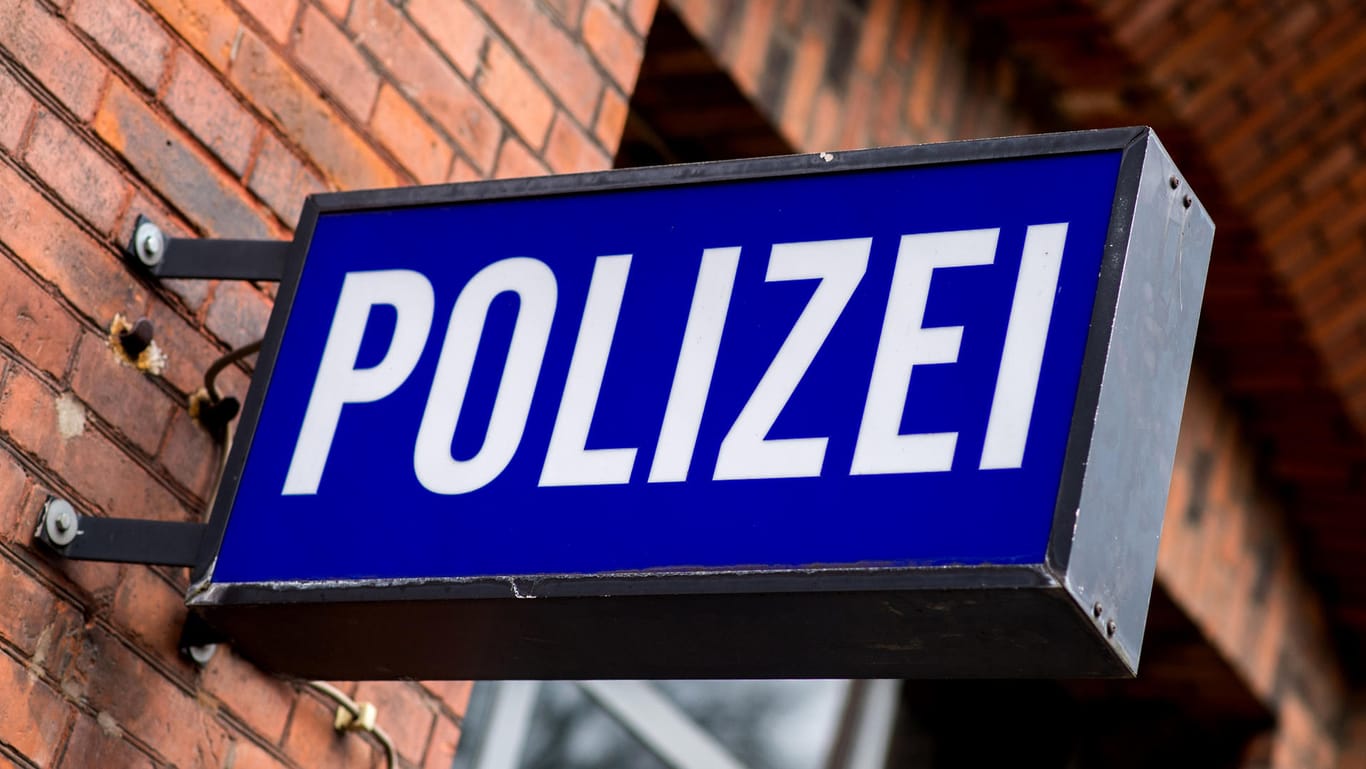 Ein Polizeischild (Symbolbild): Im Zuge des Skandals um rechtsextreme Polizisten-Chats wurden sechs Kommissaranwärter entlassen.