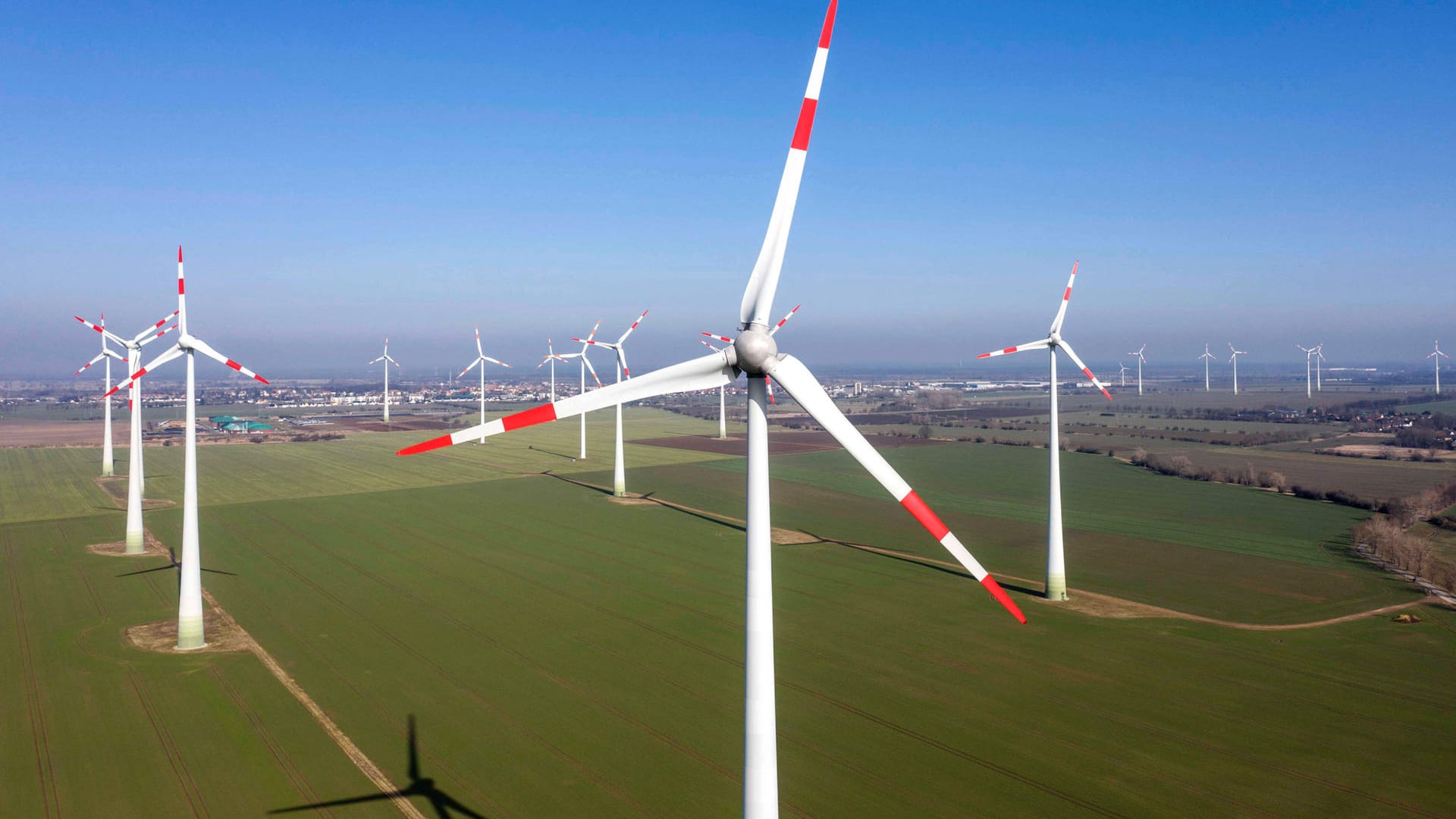 Windpark Nauen: zu lasch und unambitioniert agiert die Bundesregierung beim Klimaschutz, so der Vorwurf der Umwelthilfe. Windpark Nauen: zu lasch und unambitioniert agiert die Bundesregierung beim Klimaschutz, so der Vorwurf der Umwelthilfe.
