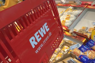 Rewe-Markt: Der Lebensmittelhändler verkauft einige Markenprodukte künftig nicht mehr. (Symbolbild)