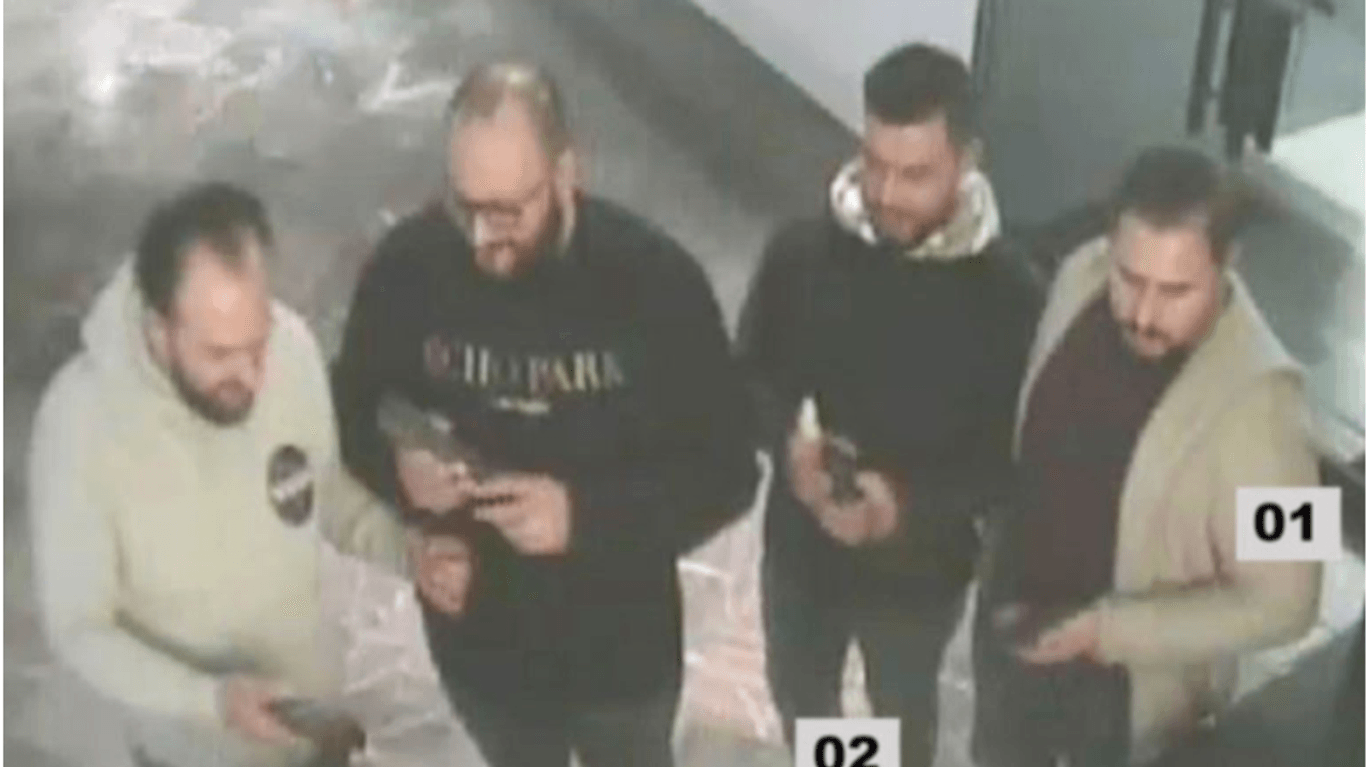 Fahndungsfoto der Polizei Sachsen: Nach diesen vier Männern wird gesucht.