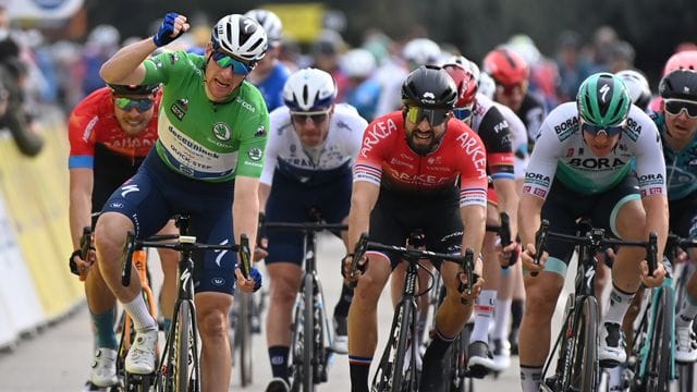 Sam Bennett (l) jubelt über seinen Etappensieg, Pascal Ackermann (r) muss sich mit Platz drei zufrieden geben.