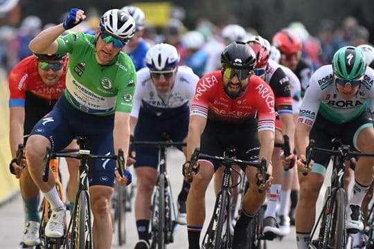 Sam Bennett (l) jubelt über seinen Etappensieg, Pascal Ackermann (r) muss sich mit Platz drei zufrieden geben.