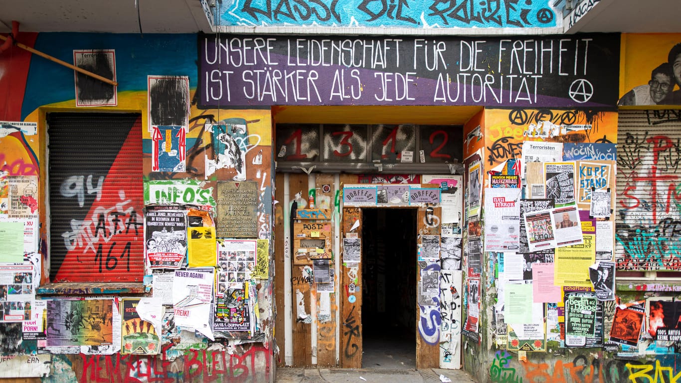 Das Haus an der Rigaer Straße 94 in Berlin (Archivbild): Ein abgesagter Polizeieinsatz hat eine halbe Million Euro Steuergelder gekostet.