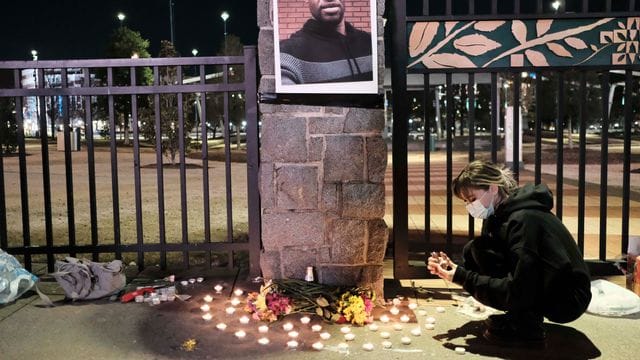 Eine Frau zündet bei einer Mahnwache für George Floyd in Atlanta eine Kerze an. Eine Frau zündet bei einer Mahnwache für George Floyd in Atlanta eine Kerze an.