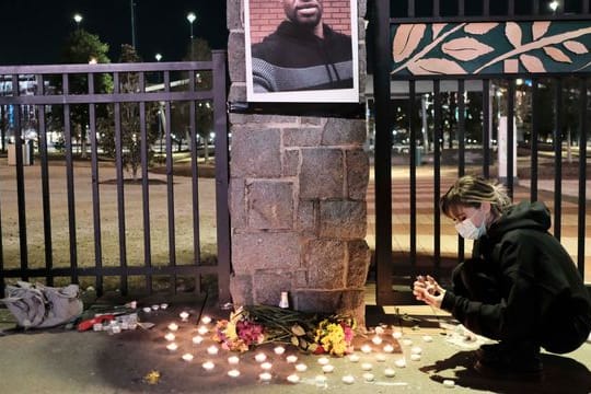 Eine Frau zündet bei einer Mahnwache für George Floyd in Atlanta eine Kerze an.