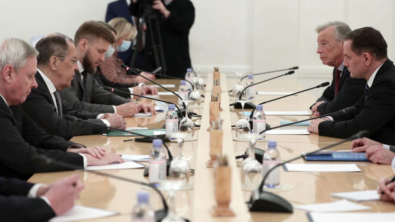 schon nim Dezember war eine AfD-Delegation in Moskau: Der russische Außenminister Sergej Lawrow sprach mit dem Co-Parteivorsitzenden Tino Chrupalla.