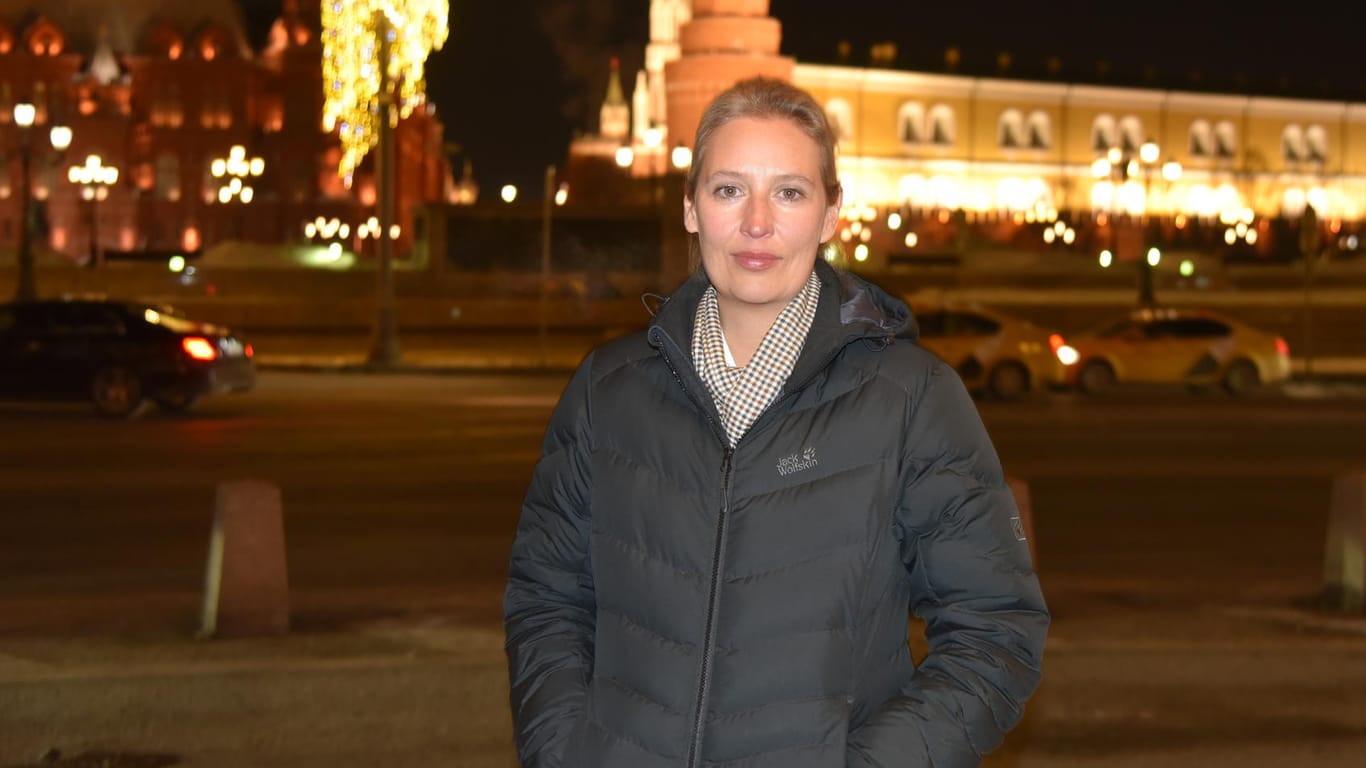 Moskau: Alice Weidel, Vorsitzende der AfD Bundestagsfraktion, steht in der Nähe des Kremls im Zentrum der russischen Hauptstadt.