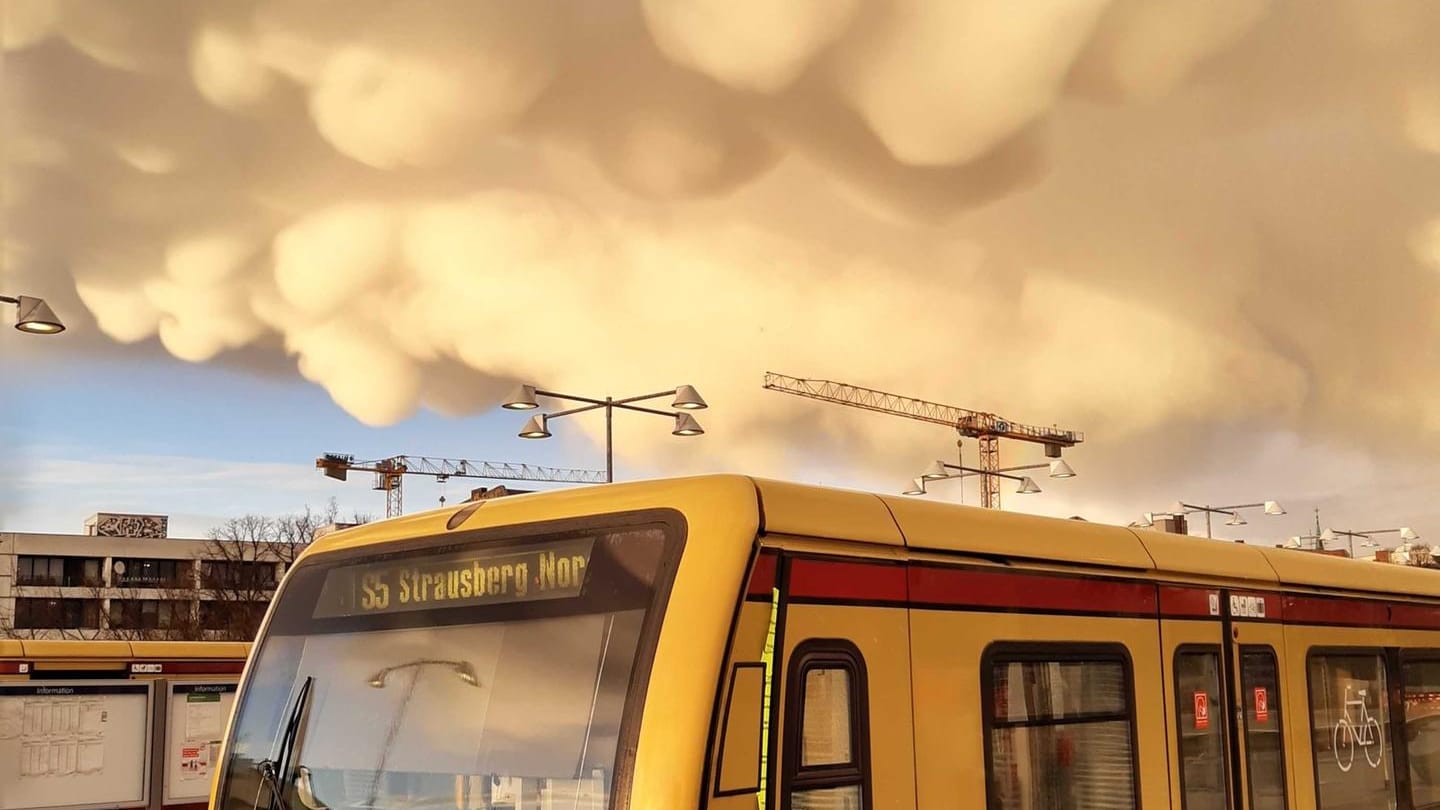 Wolken über Berlin-Charlottenburg: Nach einem Regenschauer über der Hauptstadt bot sich ein besonderer Anblick am Himmel.