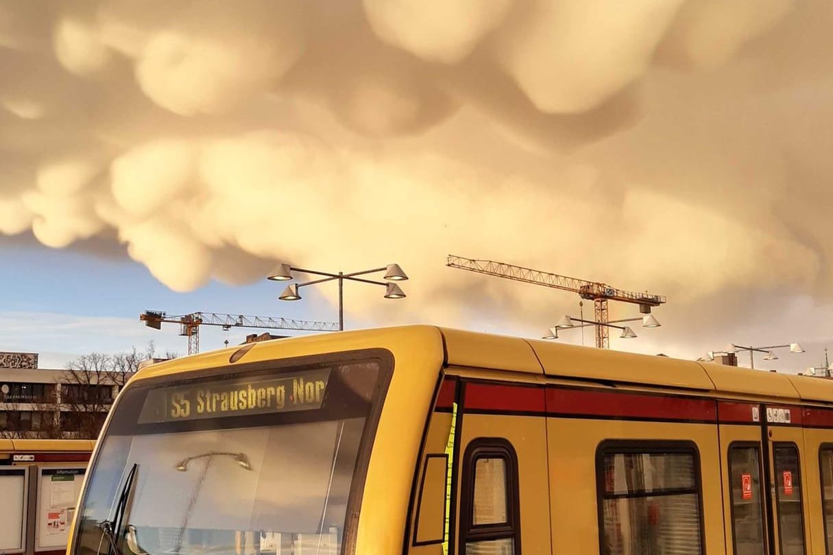 Wolken über Berlin-Charlottenburg: Nach einem Regenschauer über der Hauptstadt bot sich ein besonderer Anblick am Himmel.