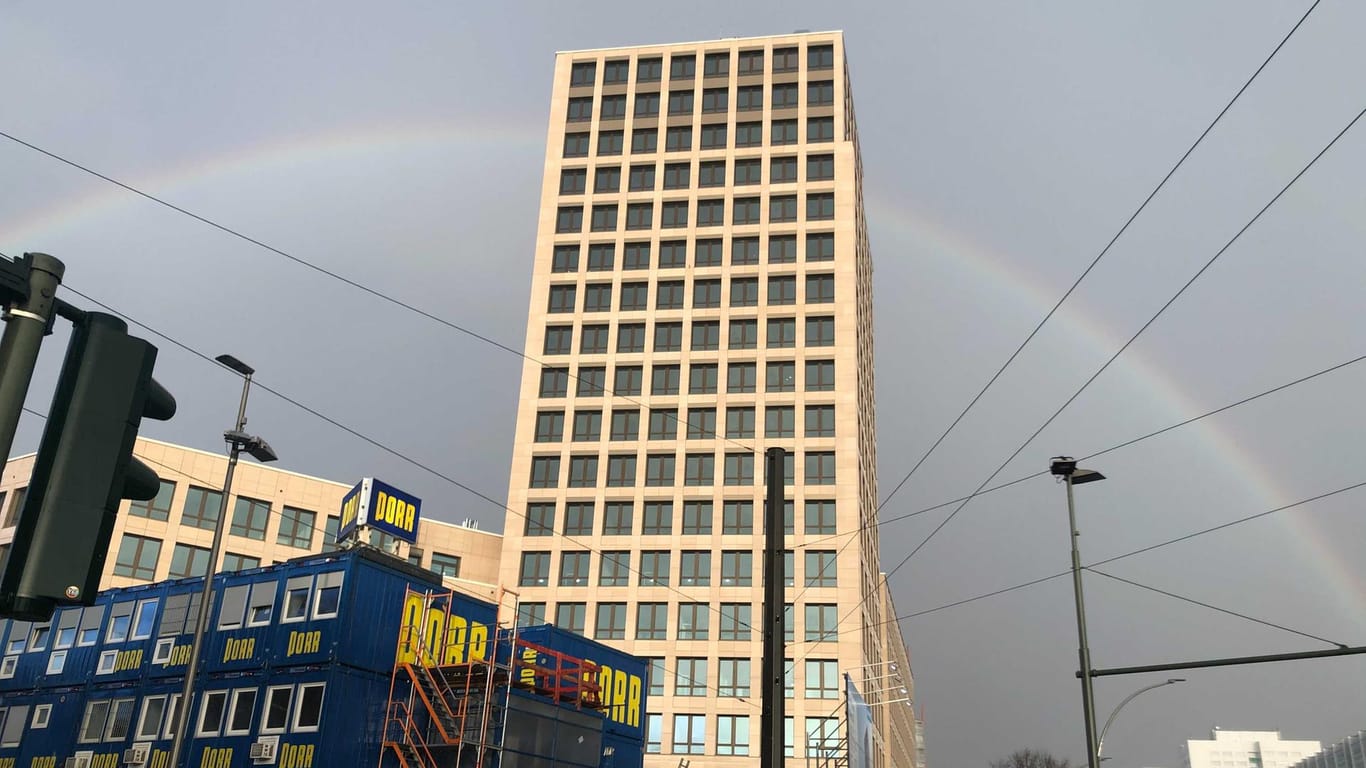 Regenbogen in Lichtenberg: Die sozialen Medien sind voll mit Wetterfotos aus Berlin.