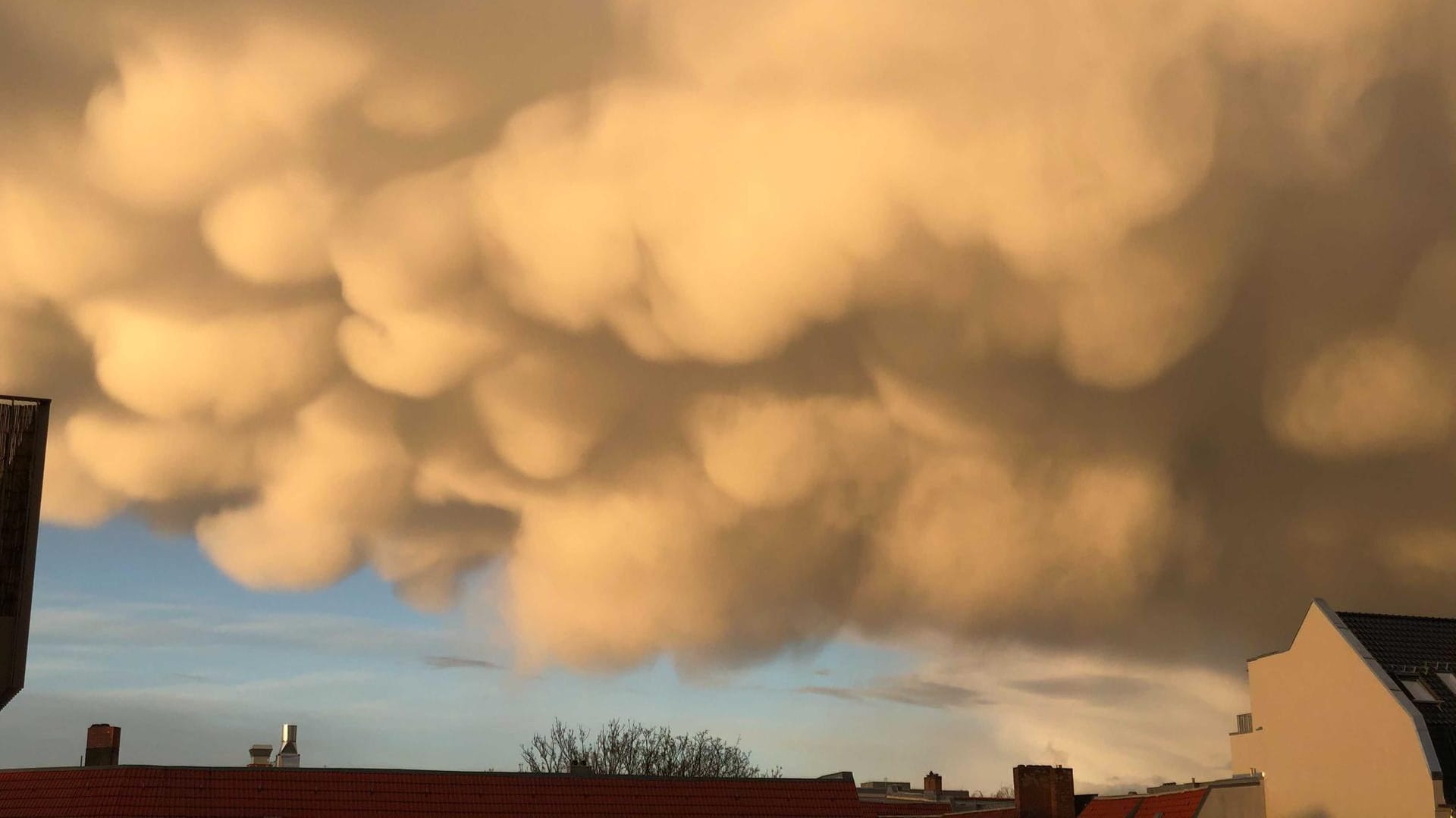 Mammatuswolken über Berlin-Lichtenberg: Wetterphänomen erstaunt Berlinerinnen und Berliner.