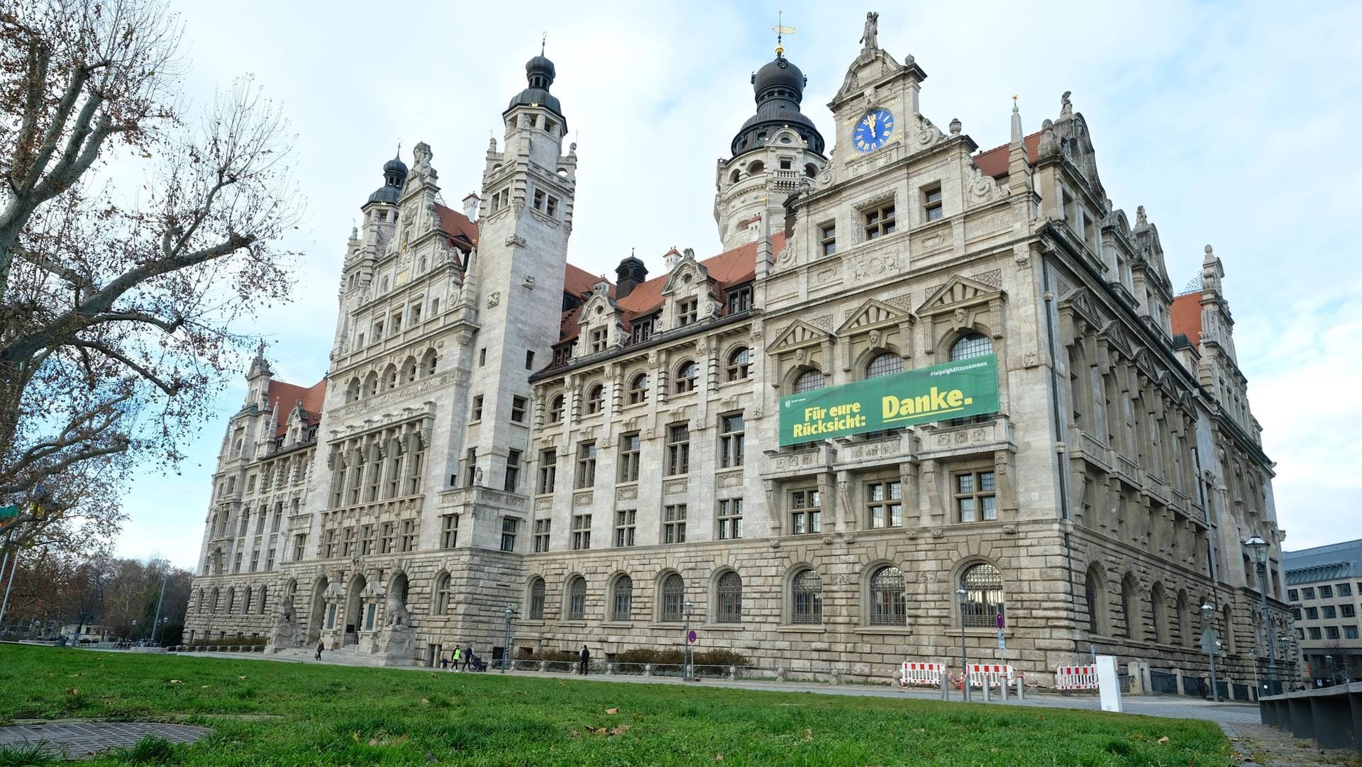 Das Neue Rathaus in Leipzig: Die Messestadt eröffnet ein Corona-Testzentrum im Rathaus. Das Neue Rathaus in Leipzig: Die Messestadt eröffnet ein Corona-Testzentrum im Rathaus.