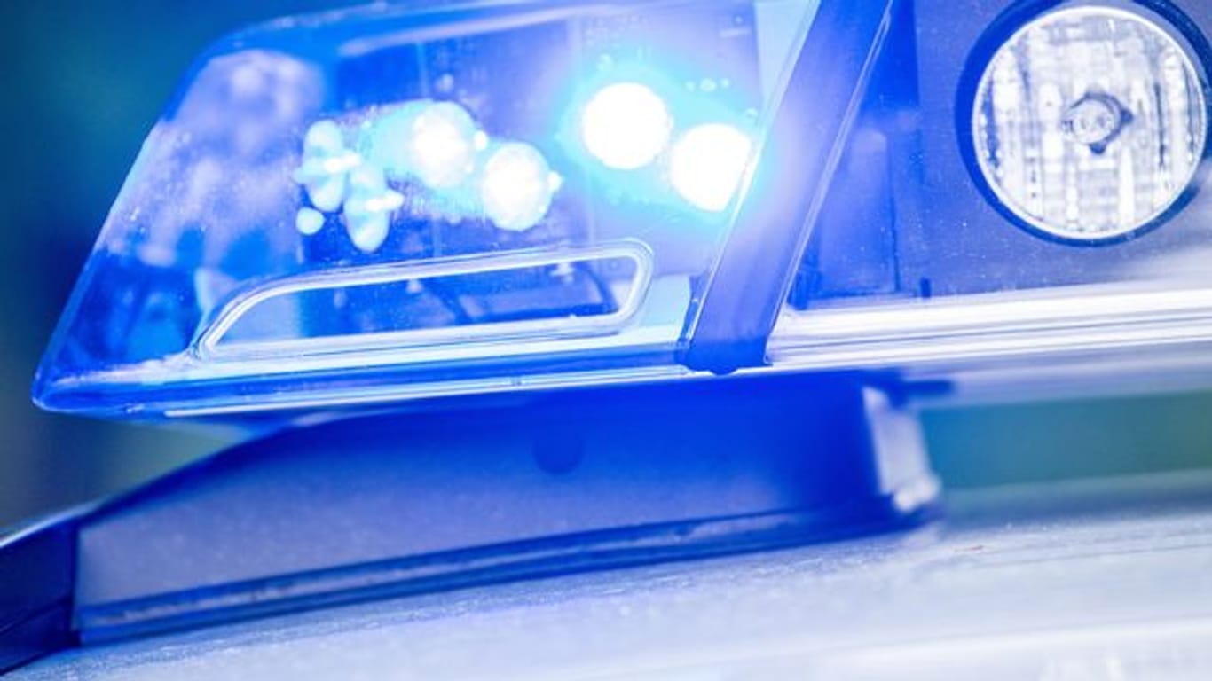 Ein Blaulicht an einer Polizeistreife (Symbolbild): Bei einer Verkehrskontrolle hat ein Transporter einen Polizisten überrollt.