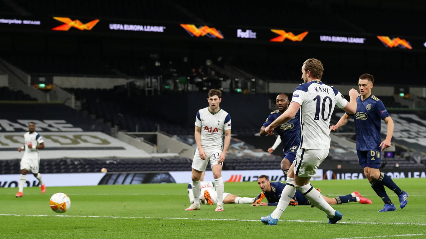 Harry Kane staubt zur Führung für Tottenham gegen Zagreb ab.