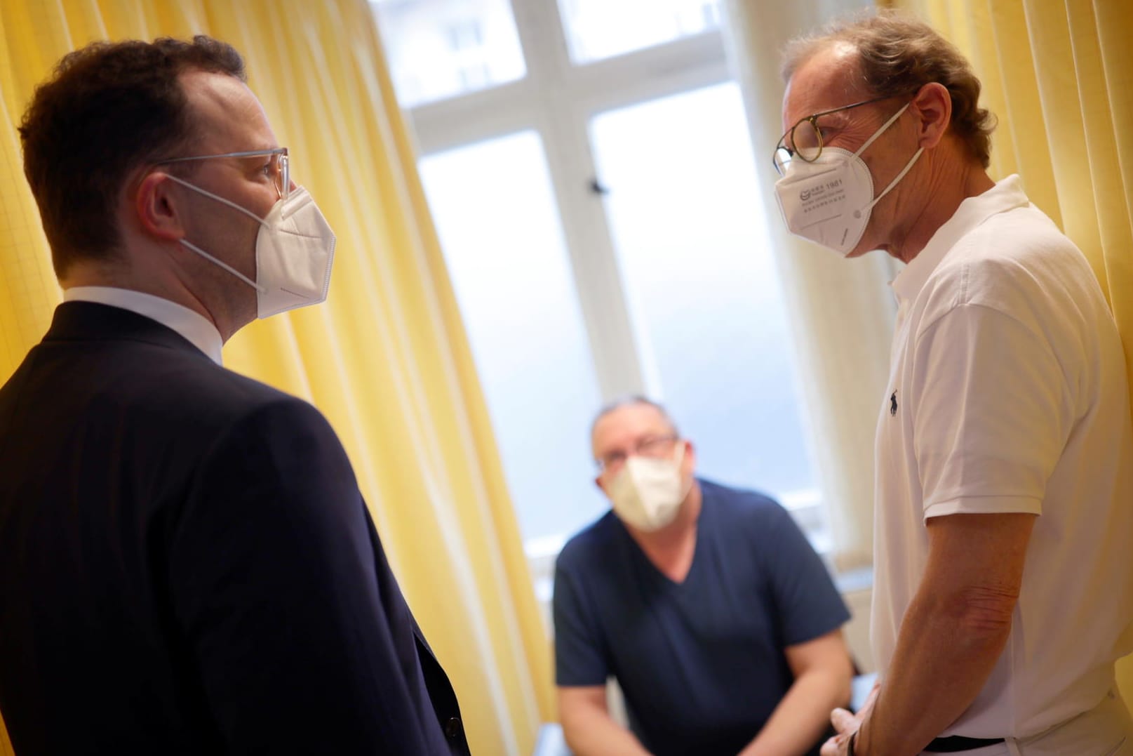 Jens Spahn (l.): Der Gesundheitsminister besuchte am Donnerstag eine Arztpraxis in Berlin.