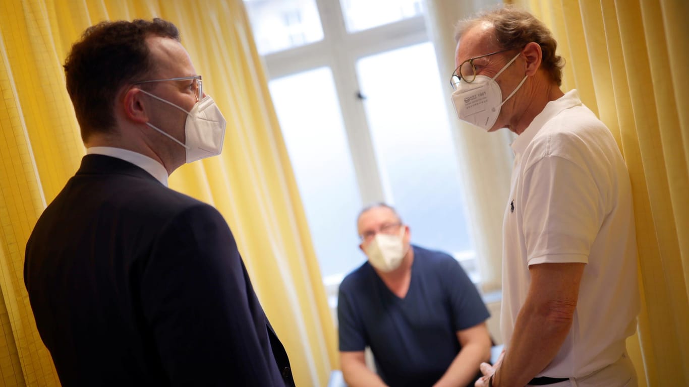Jens Spahn (l.): Der Gesundheitsminister besuchte am Donnerstag eine Arztpraxis in Berlin.