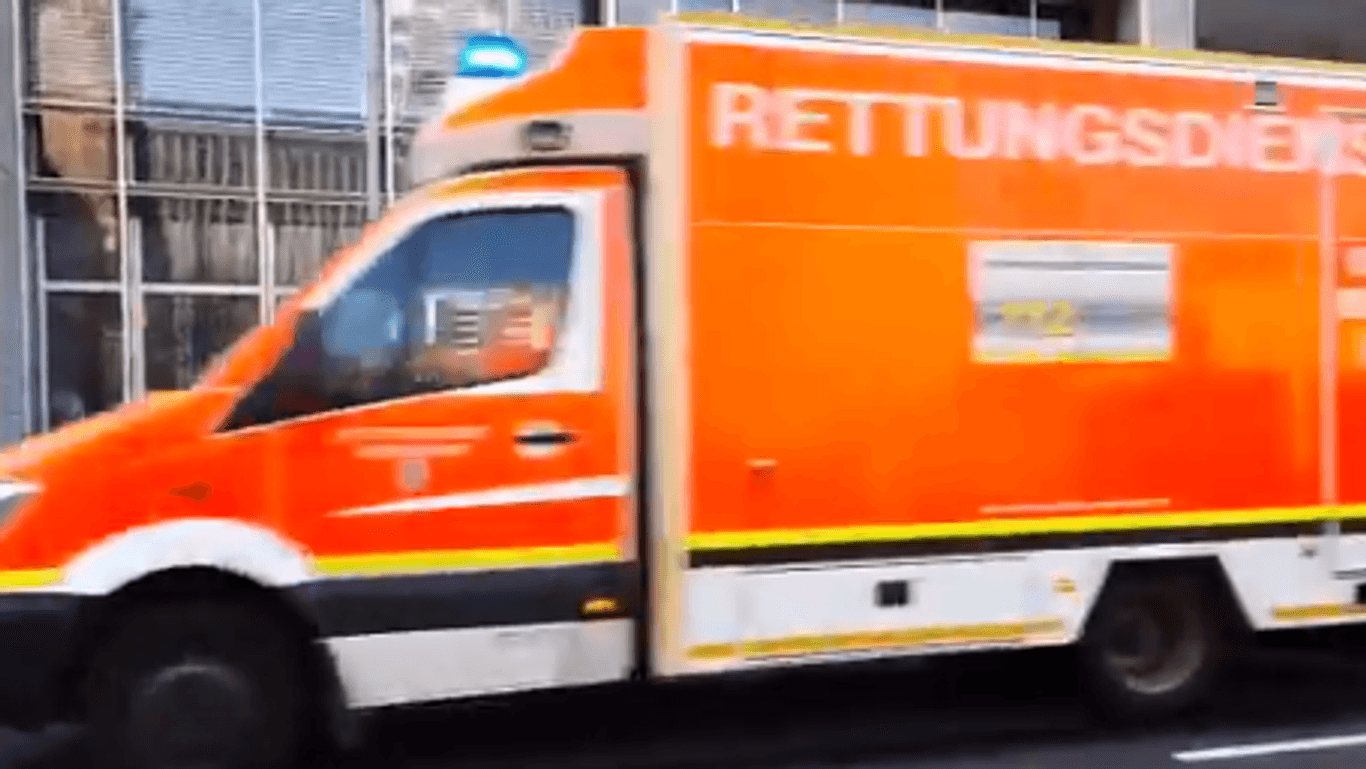 Der Rettungswagen: Ein Sanitäter in Düsseldorf fand im Vorbeifahren klare Worte für eine Demonstration gegen die Corona-Auflagen.