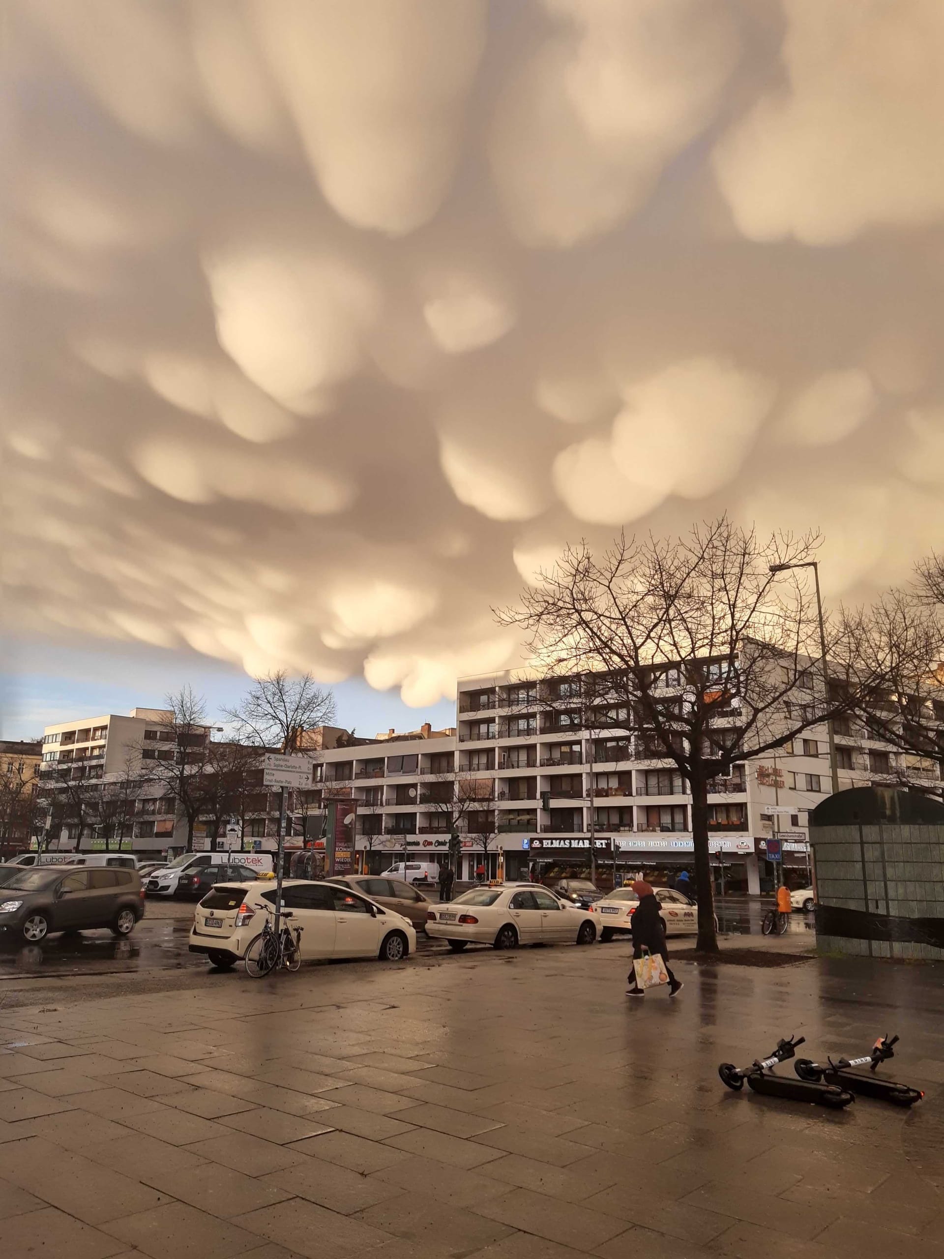 Wolkenbälle gestern in Berlin-Charlottenburg.