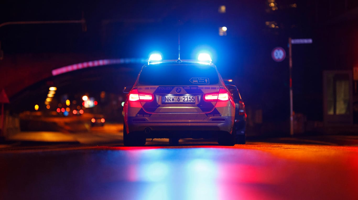 Ein Polizeiauto in Köln (Symbolbild): Ein Autofahrer hat in Köln gleich mehrere parkende Wagen beschädigt.