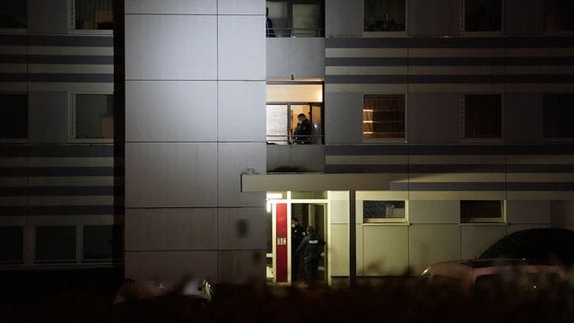 Polizisten am Tatort: einem Wohnhaus im hessischen Schwalbach am Taunus. Polizisten am Tatort: einem Wohnhaus im hessischen Schwalbach am Taunus.