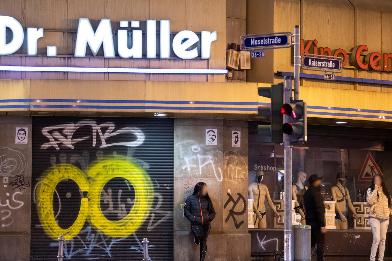 Zwei Prostituierte bieten vor einem geschlossenen Sexgeschäft im Bahnhofsviertel ihre Dienste an: Der Lockdown stellt die städtischen Prostituierten vor große Probleme.