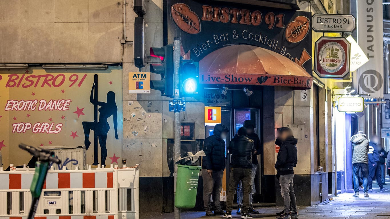 Inmitten von Dreck und Unrat stehen Männer vor einem geschlossenen Rotlicht-Etablissement im Bahnhofsviertel von Frankfurt: Durch den Lockdown werden einige Frauen in die illegalen Prostitution getrieben.